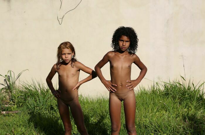 Schönheits nudisten, die in Brasilien stillstehen [Naturism Online]